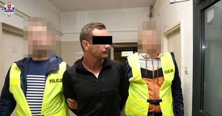 Napadli mężczyznę oczekującego na autobus. Zabrali mu telefon, pieniądze i papierosy