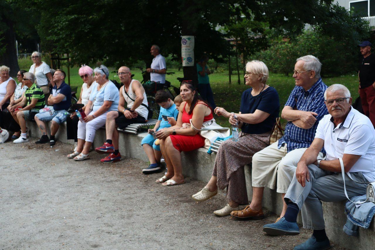 Sporo mieszkańców skorzystało z zaproszenia na potańcówkę, którą w Parku J. Heermanna w Lesznie zorganizowało Stowarzyszenie Wygraj Siebie