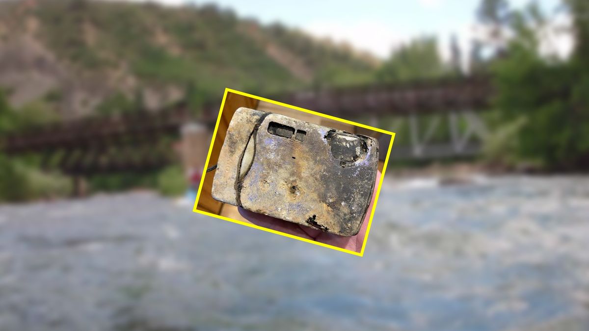 Aparat przeleżał w rzecze 13 lat. Widać na nim liczne dziury i korozję.