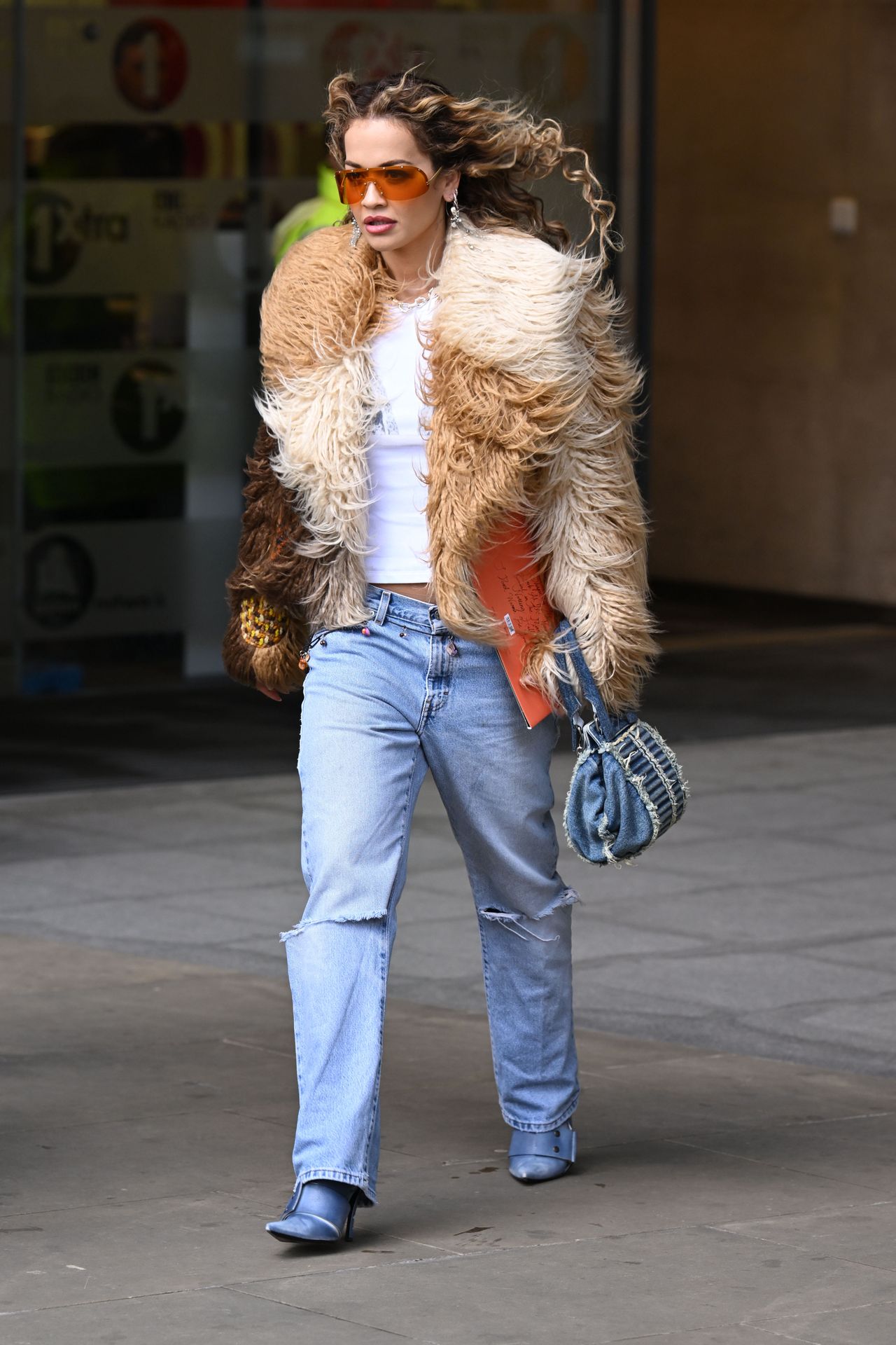 Rita Ora w wielobarwnym futerku
