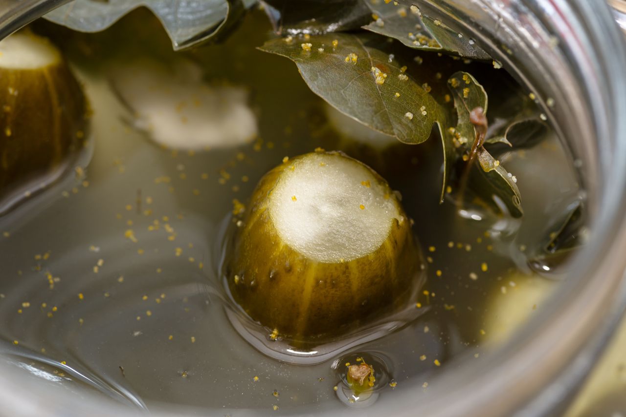 Ogórki kiszone pienią się i gazują? Oto powód