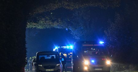 Mężczyźni wypadli z auta. Tragiczny wypadek na drodze 694