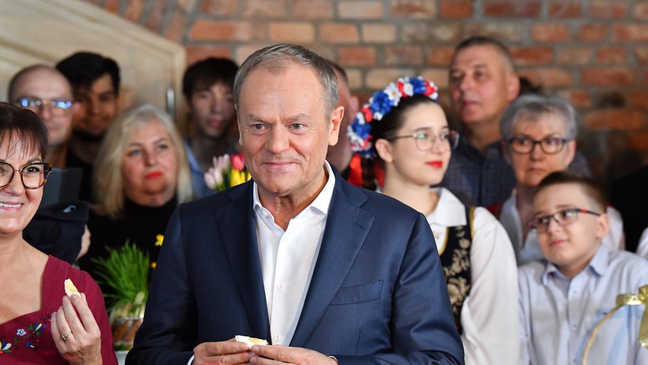 Kościerzyna (woj. pomorskie), 30.03.2024. Premier Donald Tusk (C) podczas wielkanocnego spotkania z miszkańcami oraz samorządowcami w Kościerzynie, 30 bm. (amb) PAP/Andrzej Jackowski