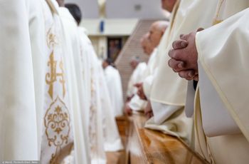 Kościół podał dane za 2024 rok. Coraz mniej księży i przyjętych bierzmowań