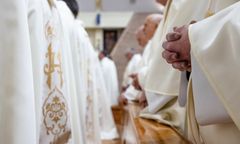 Kościół podał dane za 2024 rok. Coraz mniej księży i przyjętych bierzmowań