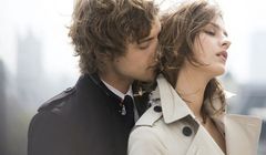 Para kochanków w zmysłowej reklamie perfum Mr. Burberry (wideo)