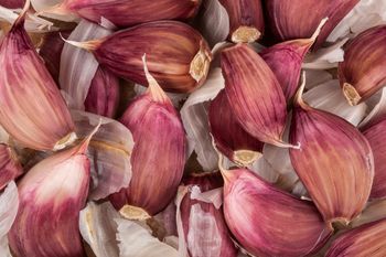 To zdecydowanie najgorszy czosnek, jaki można kupić. Pełen szkodliwej chemii i pleśni