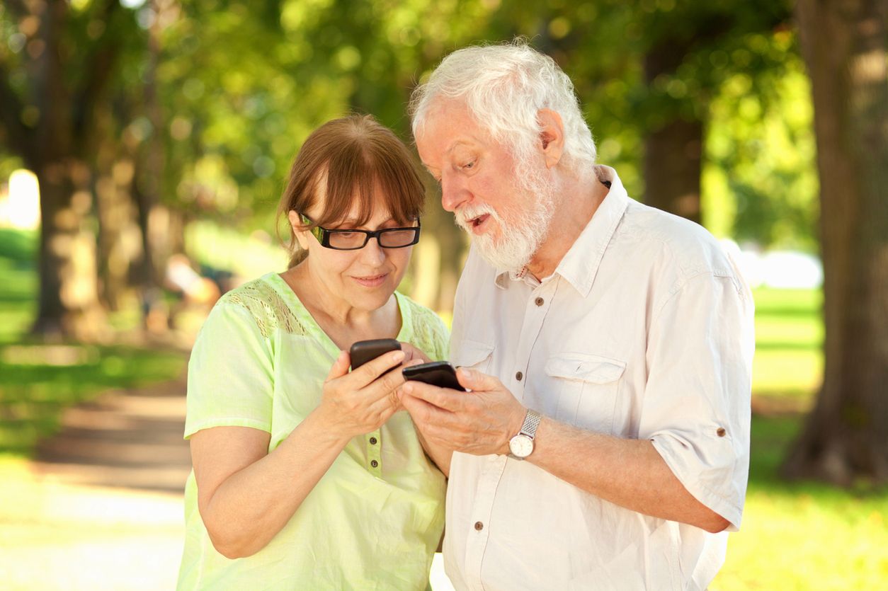 Seniorzy zwykle nie radzą sobie ze smartfonami i potrzebują prostszych telefonów