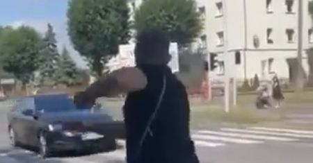 Rzucał jajkami w kolumnę samochodową z Kaczyńskim. Policja reaguje