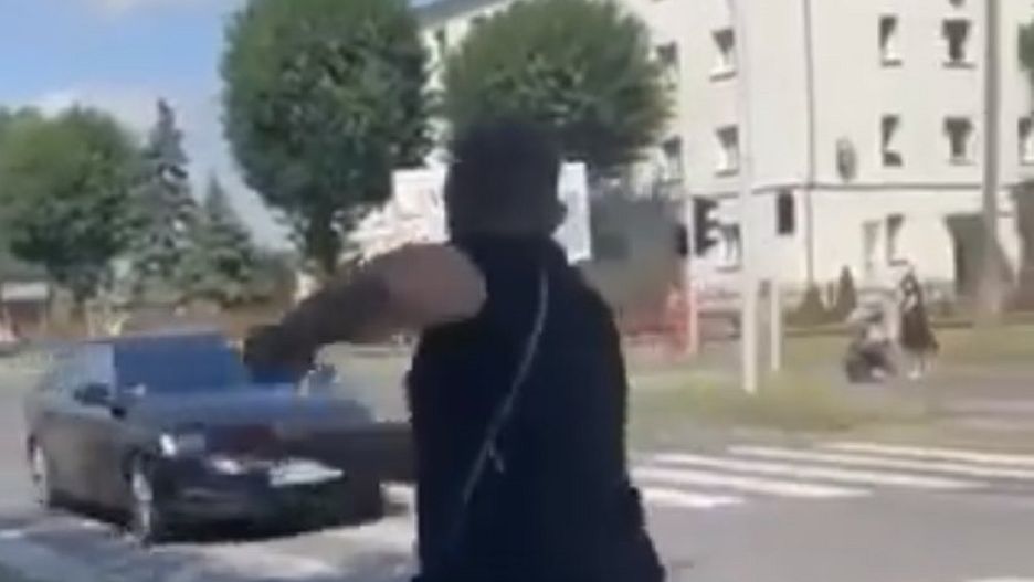 Mężczyzna rzucał jajkami w samochody, gdy Jarosław Kaczyński wyjeżdżał z Gniezna