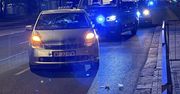 Poważne potrącenie we Włochach. 24-latek wtargnął na drogę w miejscu niewyznaczonym, jest w stanie krytycznym