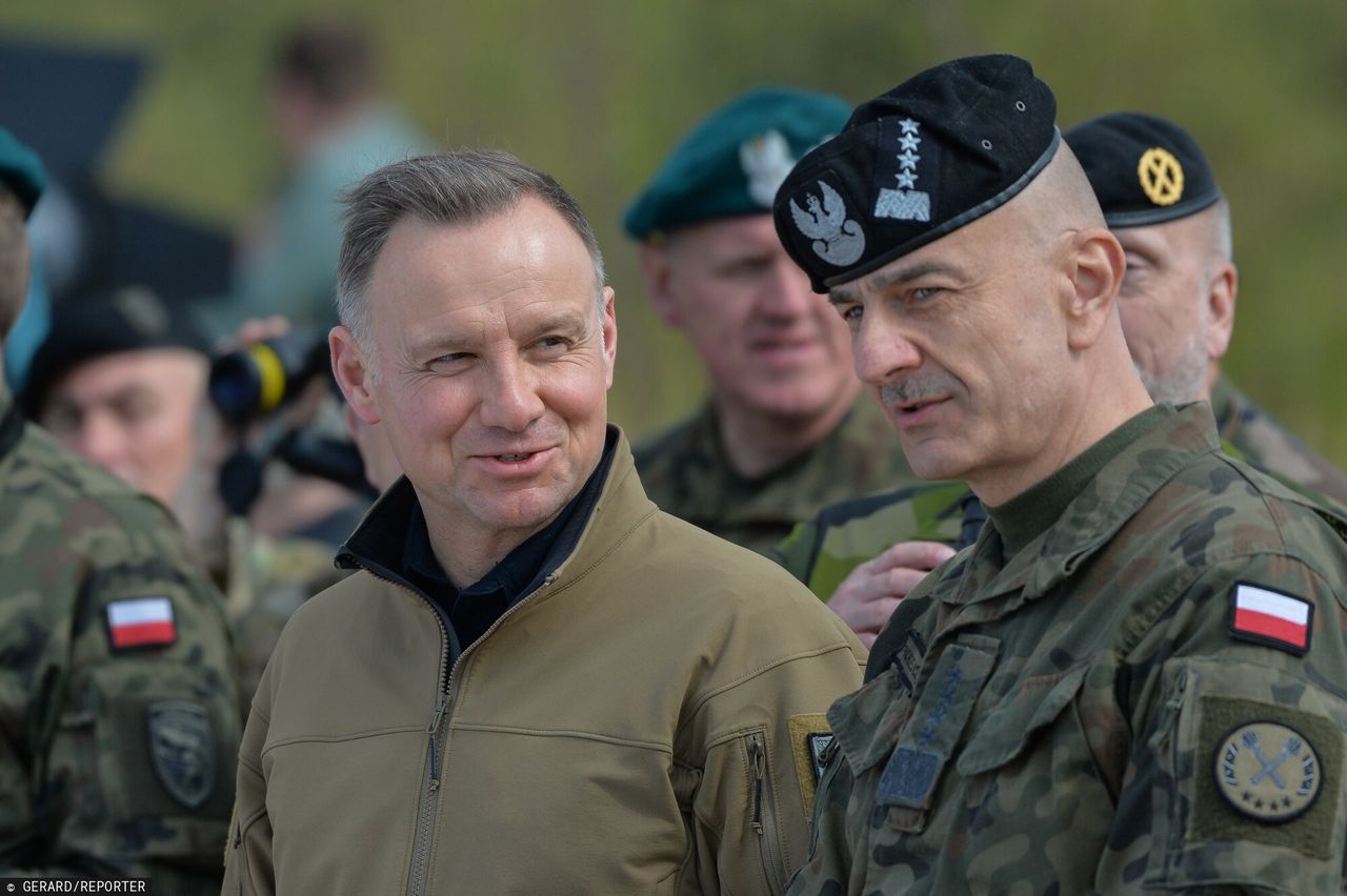 Ćwiczenia Anakonda-23 - Centralny Poligon Sił Powietrznych. Na zdjęciu prezydent Andrzej Duda i gen. Rajmund Andrzejczak