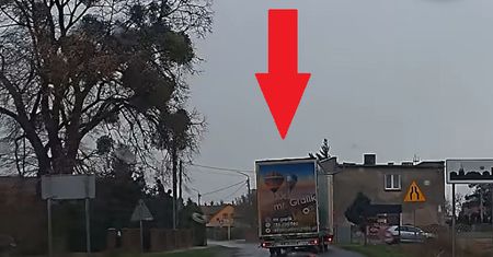 Ciężarówka wpada w poślizg. Włosy jeżą się na głowie