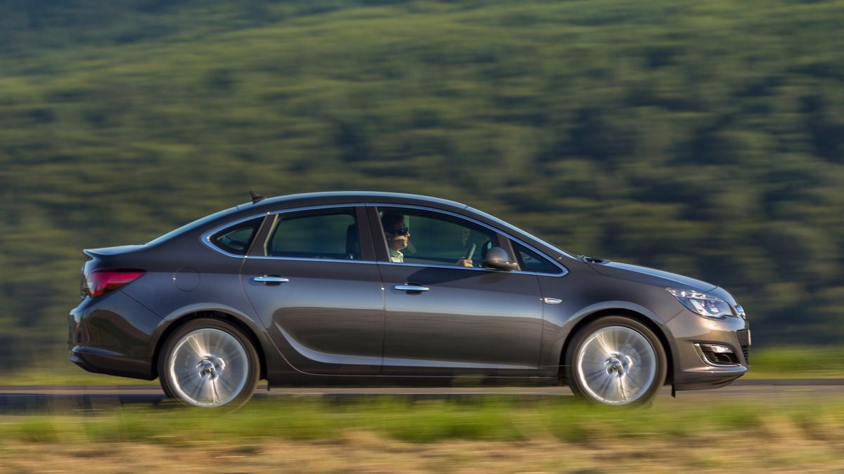 Opel Astra poprzedniej generacji to jeden z najzgrabniejszych sedanów segmentu C. Wciąż można go kupić w korzystnej cenie i jako jedyną Astrę z LPG.