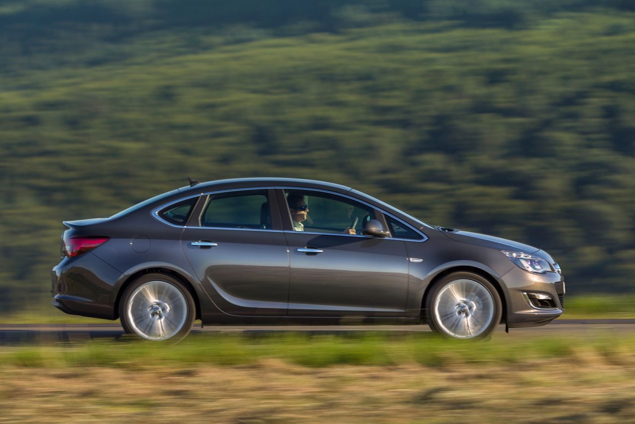 Opel Astra poprzedniej generacji to jeden z najzgrabniejszych sedanów segmentu C. Wciąż można go kupić w korzystnej cenie i jako jedyną Astrę z LPG.