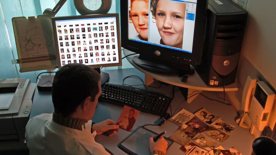 Policyjny specjalista wykonuje progresję, czy to jak zaginione dziecko może wyglądać po latach