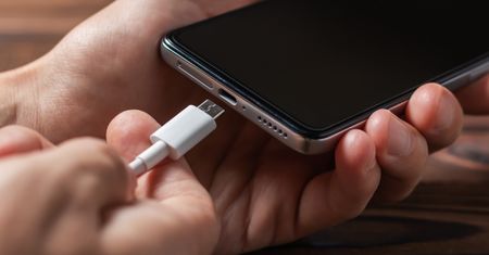 Nigdy nie ładuj tak smartfona. Poważny błąd