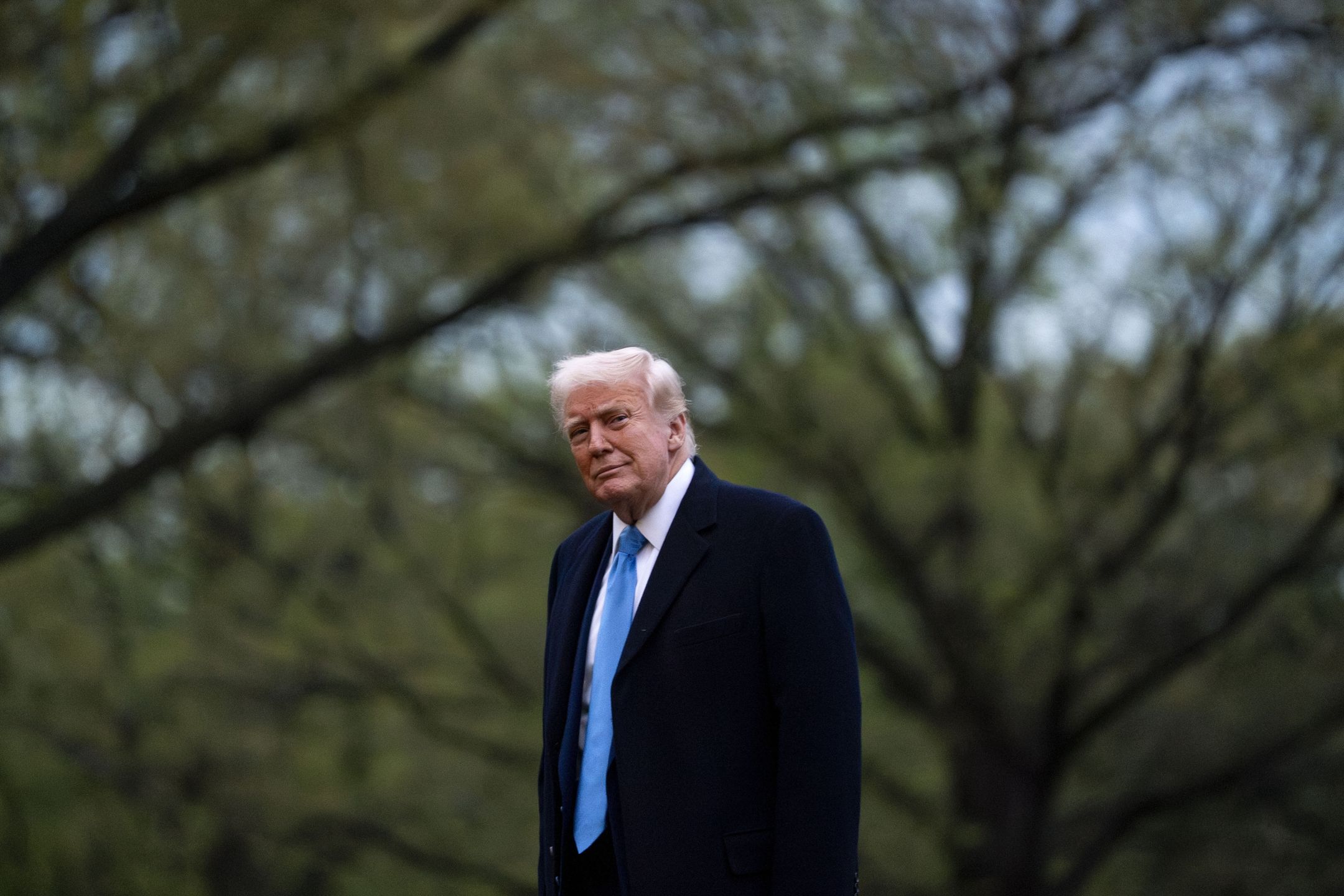 US President Donald Trump crosses the South Lawn after exiting Marine One at White House in Washington, DC, USA, on 06 April 2025. Trump is returning from Florida. EPA/BONNIE CASH / POOL Dostawca: PAP/EPA.