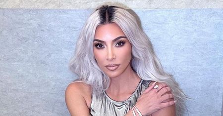Kim Kardashian w olśniewającej kreacji. Wie, jak zwrócić na siebie uwagę