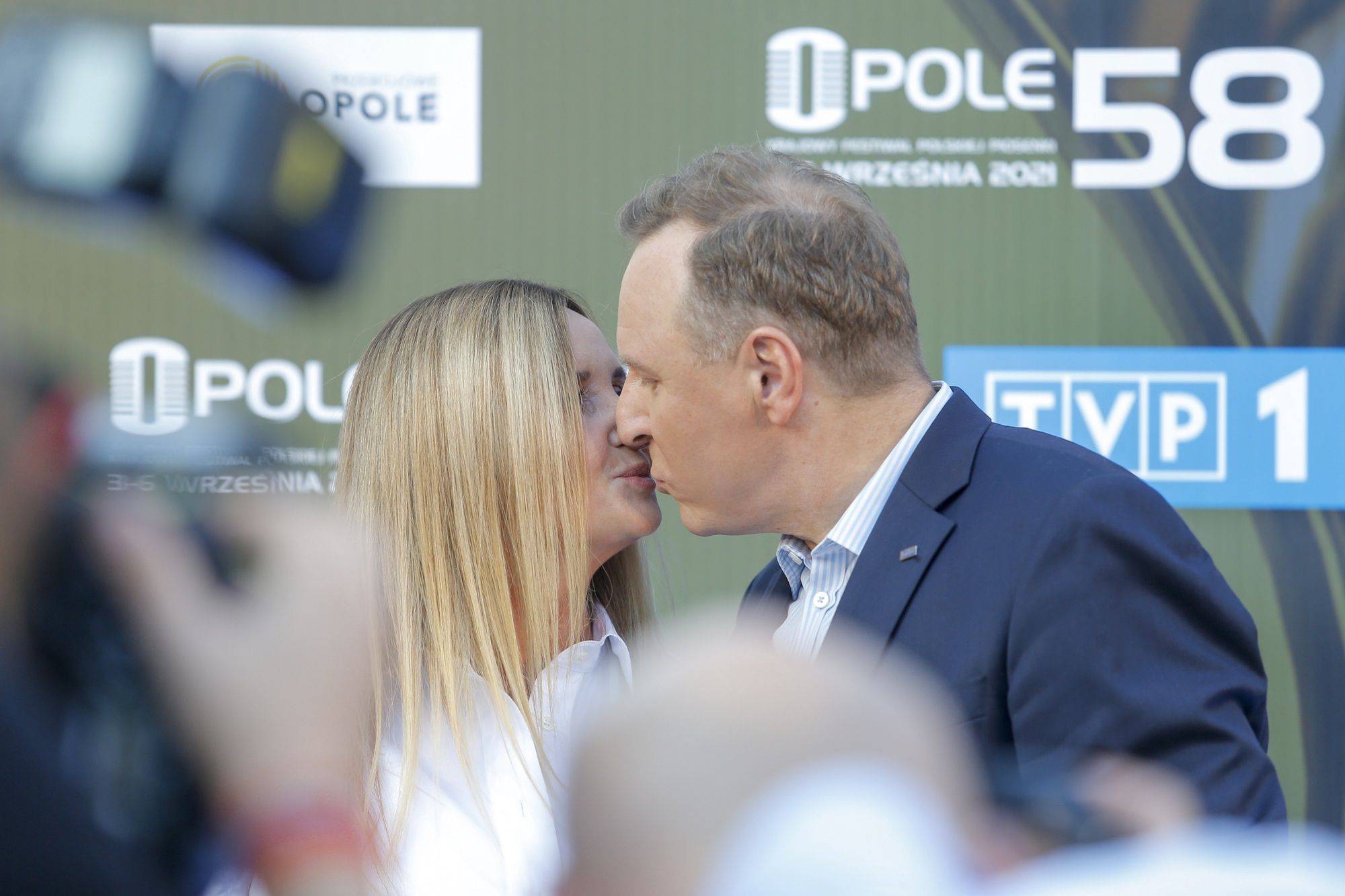 Joanna Kurska w butach Gucci za 3 TYSIĄCE okazuje czułości Jackowi Kurskiemu na ściance...