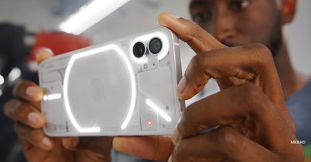 Wygląda przekozacko! Świecący Nothing Phone (1) w całej okazałości