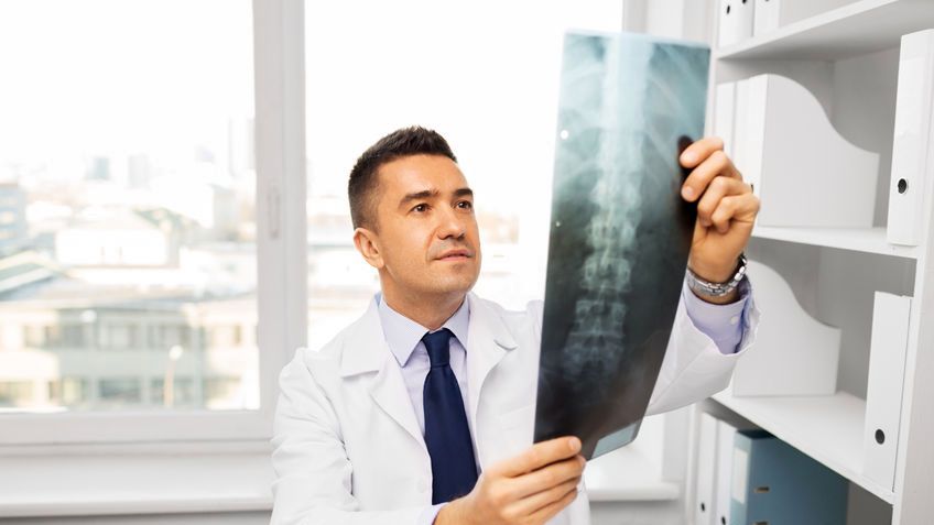 Badanie RTG kręgosłupa może pozwolić lekarzowi na ocenę zmian i zniekształceń odcinka szyjnego, piersiowego oraz lędźwiowego kręgosłupa.