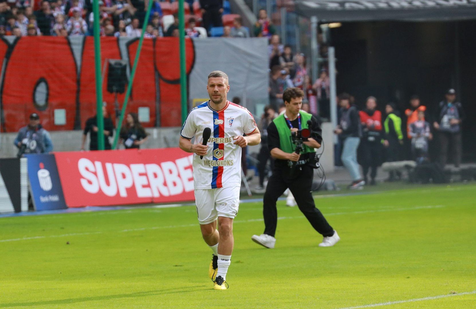 Lukas Podolski przedłużył kontrakt z Górnikiem Zabrze do czerwca 2026.