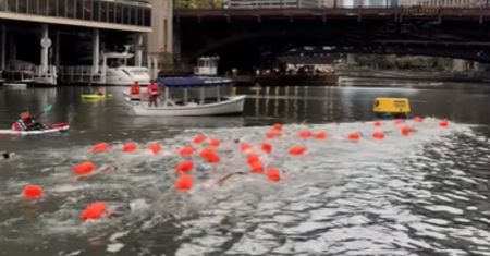 Wskoczyli do Chicago River. Czegoś takiego nie było od blisko 100 lat