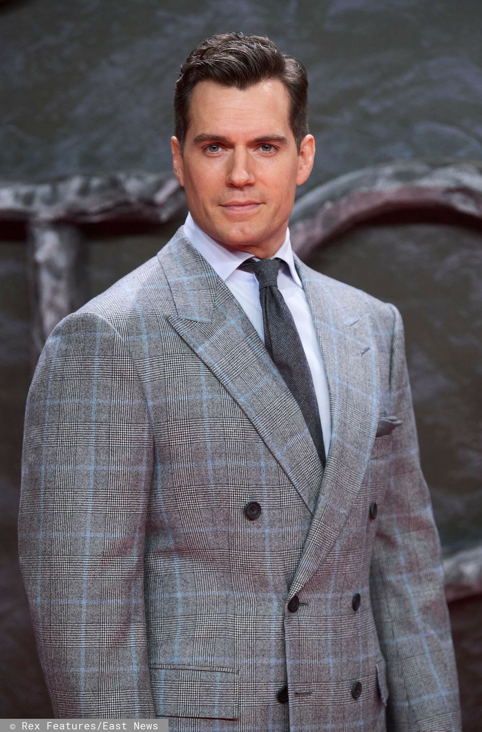 Elegancki Henry Cavill jest gotów unicestwiać potwory w Królestwie Północy swoim ZABÓJCZYM uśmiechem