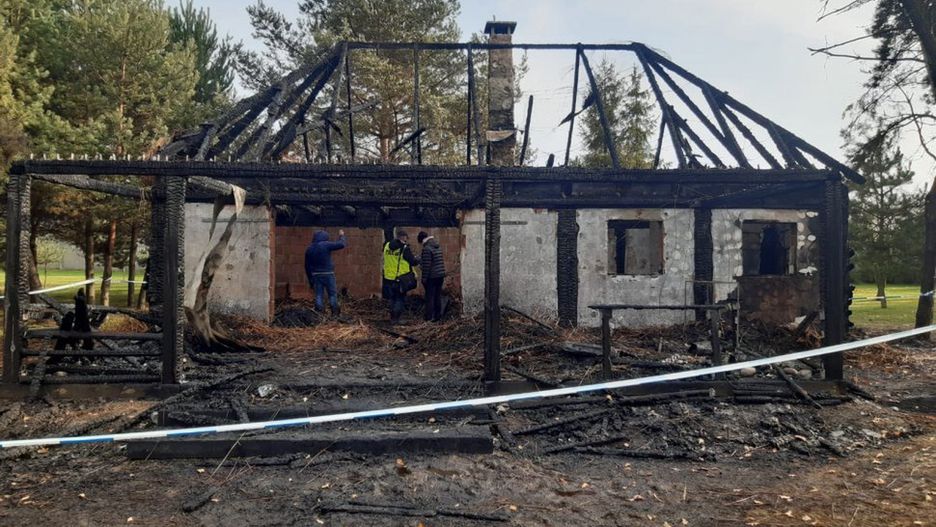 W spalonym domku gościnnym w Myszkowie znaleziono zwłoki dwóch mężczyzn.