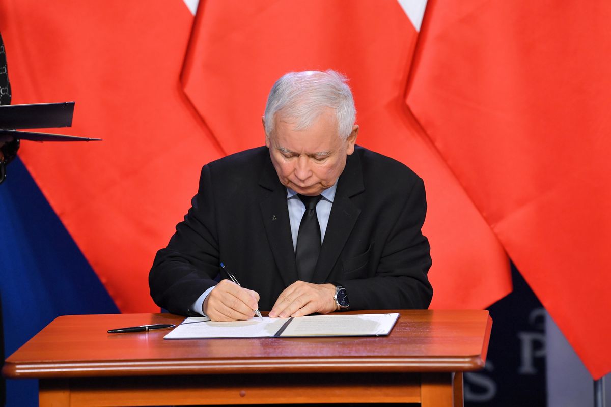 Jarosław Kaczyński podpisuje nowe porozumienie liderów Zjednoczonej Prawicy