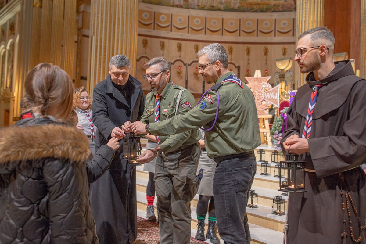 Licheń: Harcerze przekazali Betlejemskie Światło Pokoju