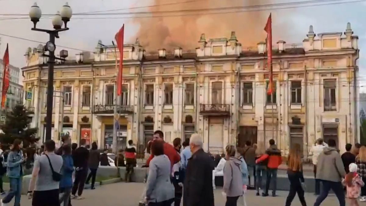 Pożar w Irkucku. W centrum rosyjskiego miasta płonie zabytkowy budynek