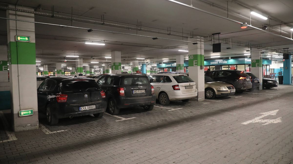 galeria handlowa
Warszawa, 01.02.2021. Koronawirus w Polsce. Otwarte centrum handlowe w Warszawie, 1 bm. Od 1 bm. ponownie otwarte s� sklepy w galeriach handlowych, nie ma te� ju� godzin dla senior�w. W plac�wkach handlowych nadal obowi�zuje limit os�b, wym�g noszenia maseczek i zachowania dystansu. (olm) PAP/Albert Zawada
Albert Zawada
arkadia, covid, covid-19, epidemia pandemia, galeria handlowa, galerie gandlowe, handel, koronawirus, koronawirus w Polsce, otwarcie, otwarta, otwarte, parking, ponowne, SARS-CoV-2, sklep, sklepy, stan epidemii, Westfield