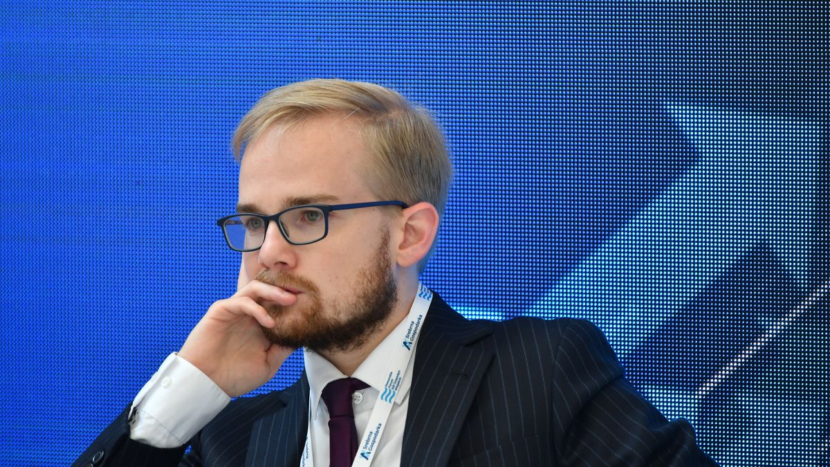 Na zdjęciu Piotr Patkowski w zamyślonej pozie