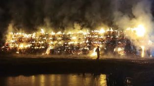Elizanów: Płomienie zniszczyły roczny zapas słomy. Druh OSP stracił wszystko w ogniu