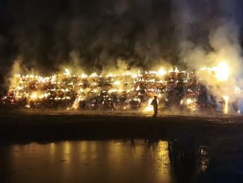 Elizanów: Płomienie zniszczyły roczny zapas słomy. Druh OSP stracił wszystko w ogniu