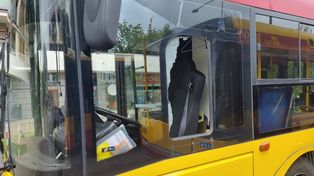 Warszawa: Agresywny pasażer uszkodził autobus i znieważył policjantów