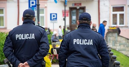 Wszedł na czerwonym, następnie skopał samochód. Ostrowiecka Policja szuka świadków zdarzenia
