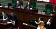 Awantura w Sejmie między Jachirą i Kidawą. Poleciały kartki, Cymański zaczął sprzątać