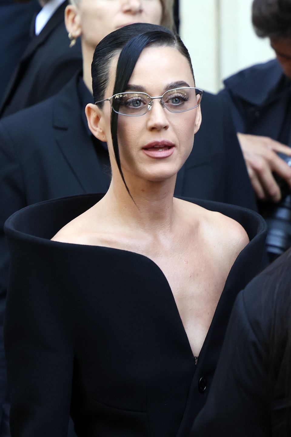 Smutna Katy Perry snuje się na pokazie Balenciagi