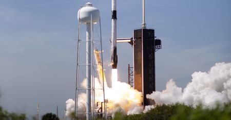 Biznesmeni w rakiecie SpaceX. Wystartowała pierwsza całkowicie komercyjna misja kosmiczna