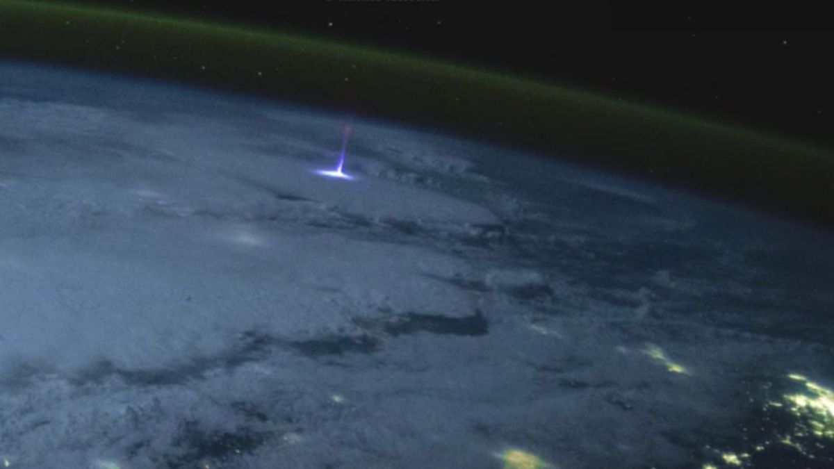 Rzadkie zjawisko pionowego rozbłysku podczas burzy nad USA