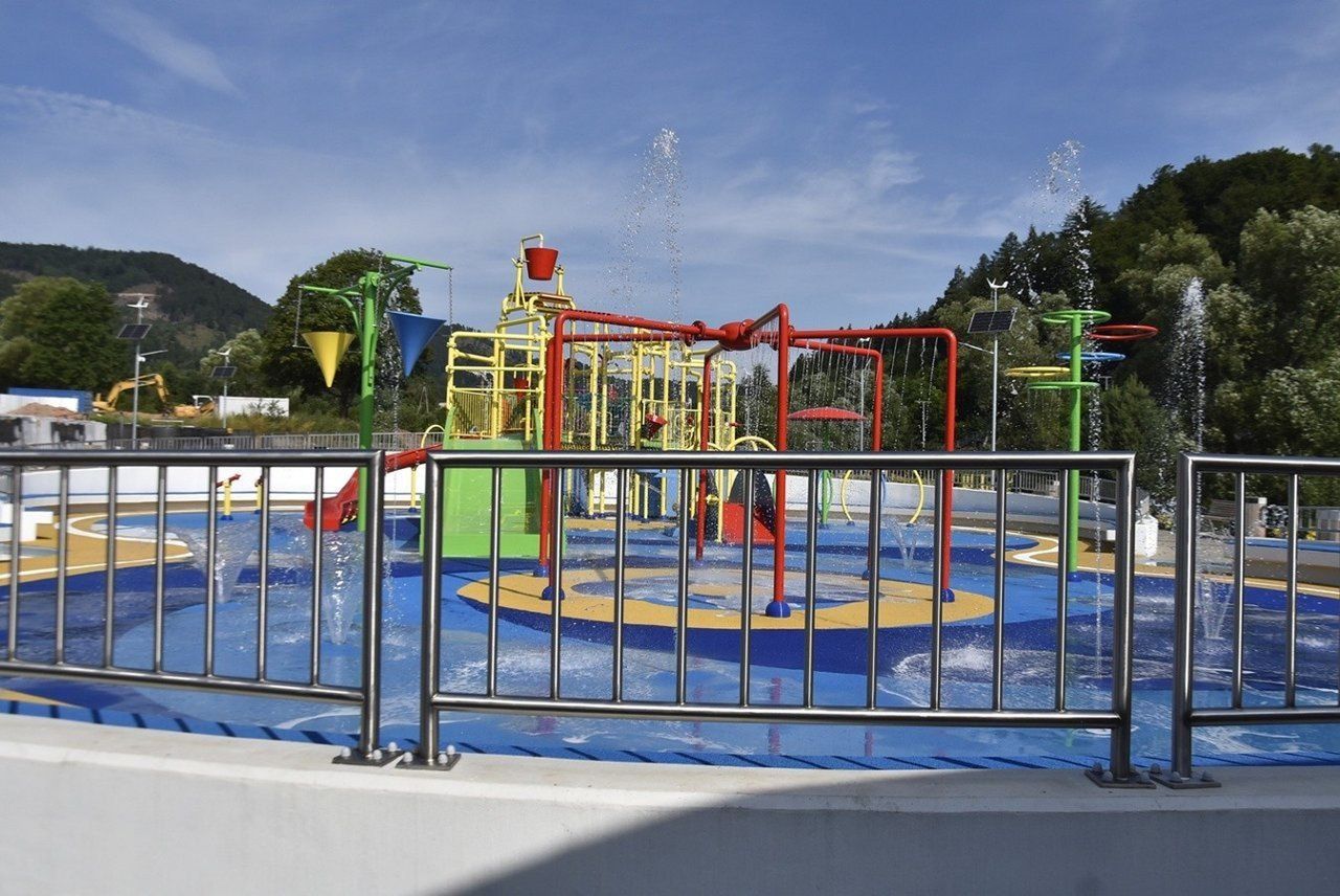 Park Wodny w Jedlinie-Zdroju to piękne miejsce - nic dziwnego, że w upalne dni kusi tez dorosłych