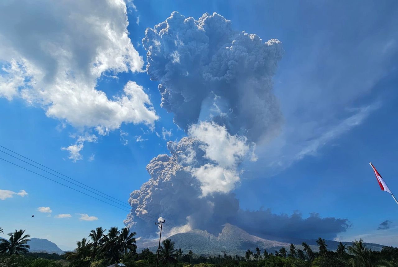 Erupcja wulkanu na Flores. Ewakuacja i odwołane loty na Bali