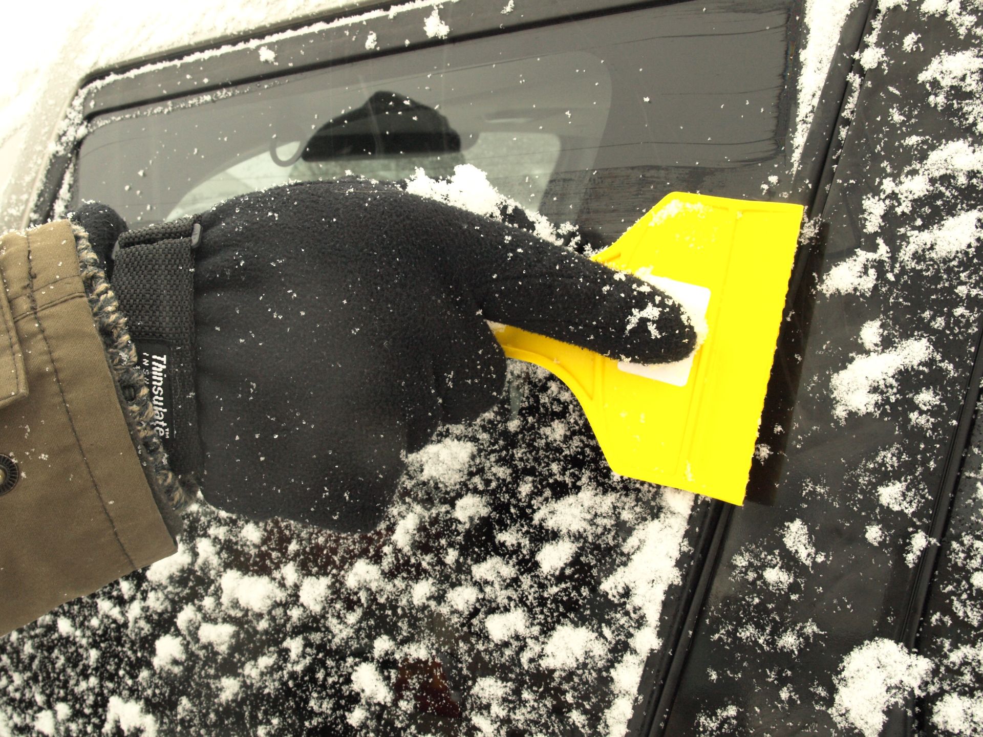 Odśnieżasz tak samochód? Mandaty idą w setki złotych