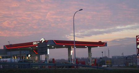 Strzelanina na Orlenie w Elizówce. Gwałtownie ruszył i potrącił policjanta