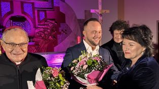 Szymbark: Koncert pamięci Jana Pawła II. Niezwykli artyści z biskupem Antonim Długoszem na czele, a na finał wspólnie wyśpiewana "Barka"