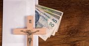 Ile dać księdzu podczas kolędy? Duchowny z TikToka radzi przygotować 3 koperty