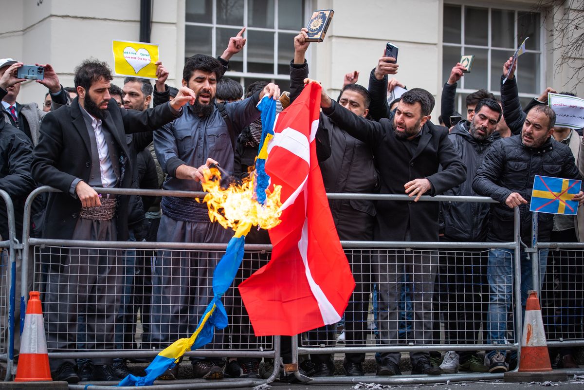 Londyn. Protestujący palą flagi Szwecji i Danii